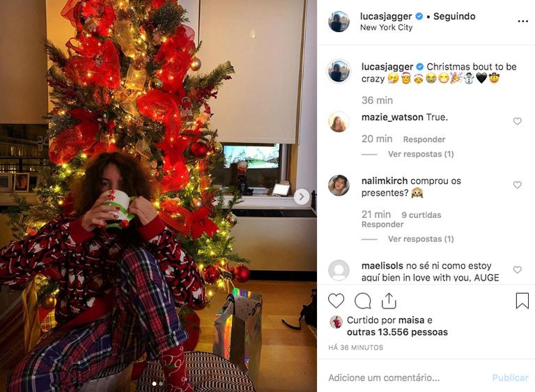 Lucas Jagger exibe decoração de Natal de seu apartamento