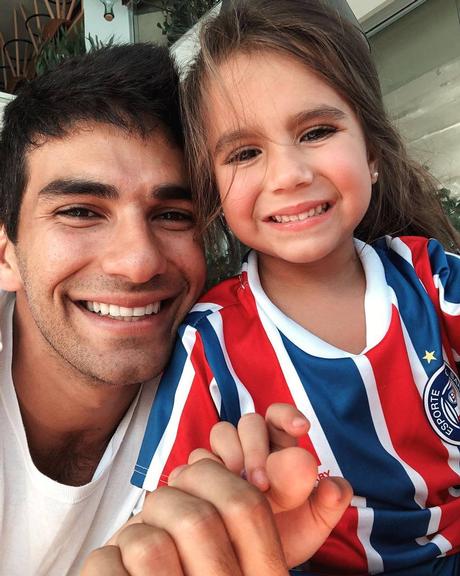 Hugo Moura posa coladinho com a filha, Maria Flor que surge com a camisa do time do Bahia