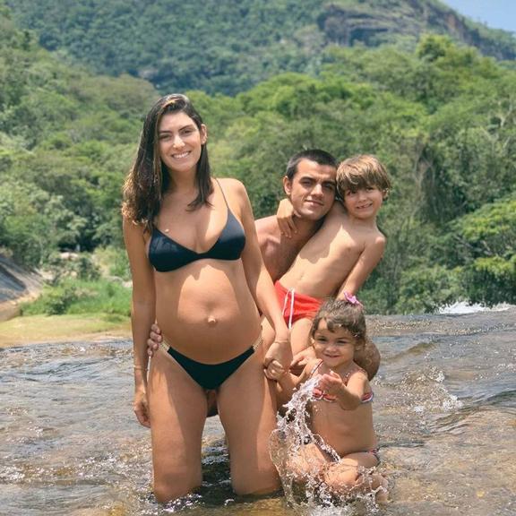 Mariana Uhlmann aproveita o dia em cachoeira ao lado do marido e filhos