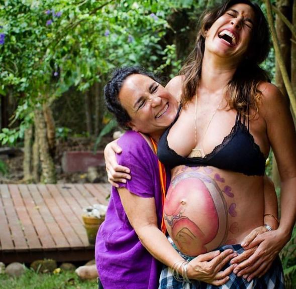 Giselle Itié mostra barrigão de grávida em registro espontâneo
