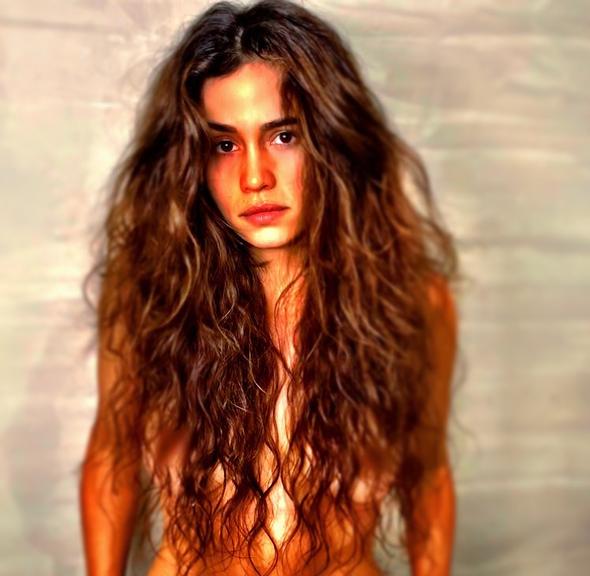 Nanda Costa posa de topless e impressiona web