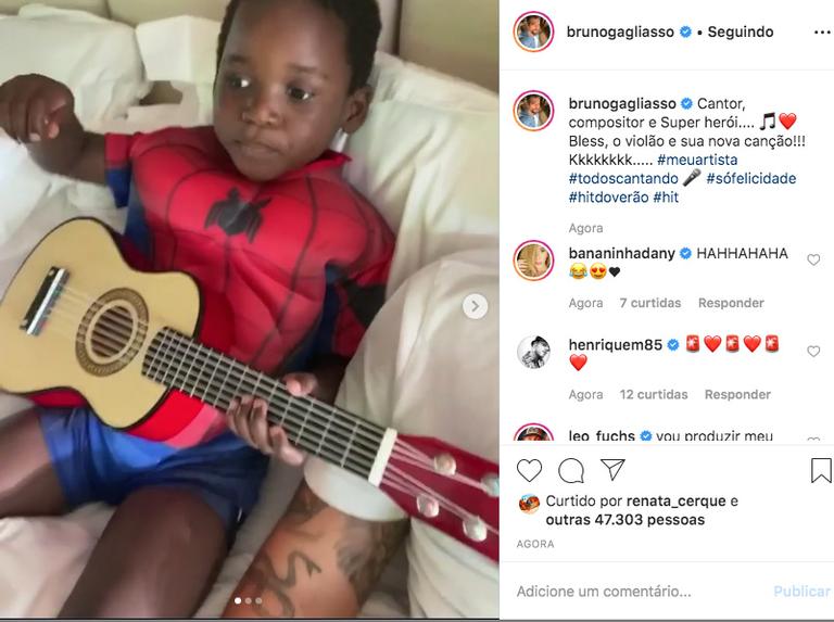 Filho de Bruno Gagliasso rouba a cena ao tocar violão e cantar na web