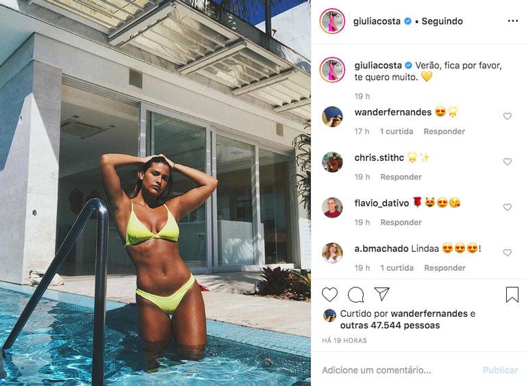 Giulia Costa surge bronzeadíssima ao usar biquíni neon em dia na piscina