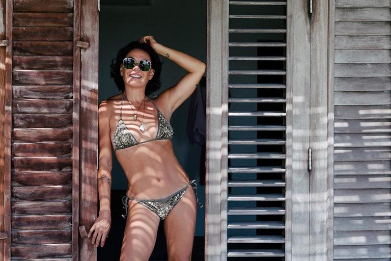 Carolina Ferraz exibe barriga chapada em fotos de biquíni