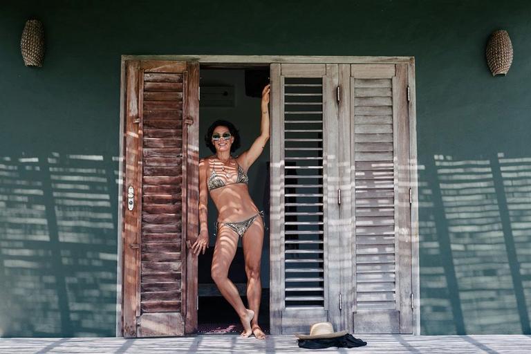 Carolina Ferraz exibe barriga chapada em fotos de biquíni