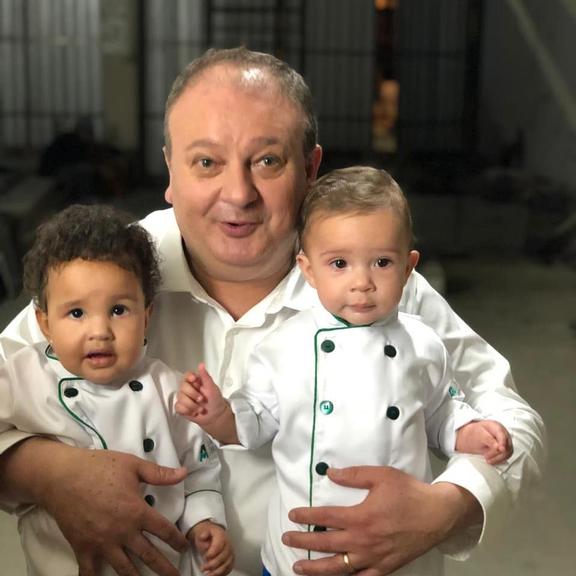 Filhos gêmeos de Erick Jacquin explodem o fofurômetro com looks de chefs
