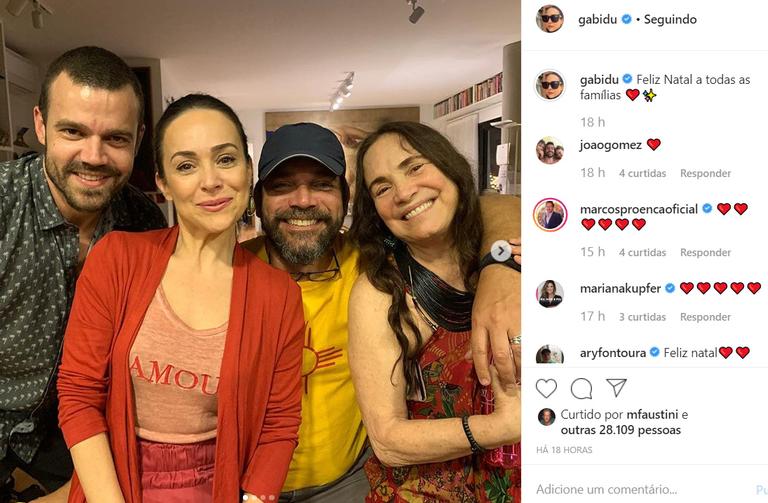 Gabriela Duarte faz rara aparição com os dois irmãos e a mãe, Regina Duarte