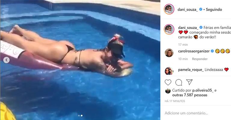 Dani Souza surge com biquíni mínimo ao curtir piscina com as filhas gêmeas