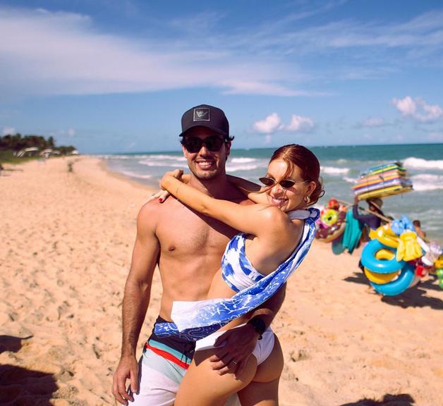 Marina Ruy Barbosa ganha 'mão boba' do marido em foto ousada