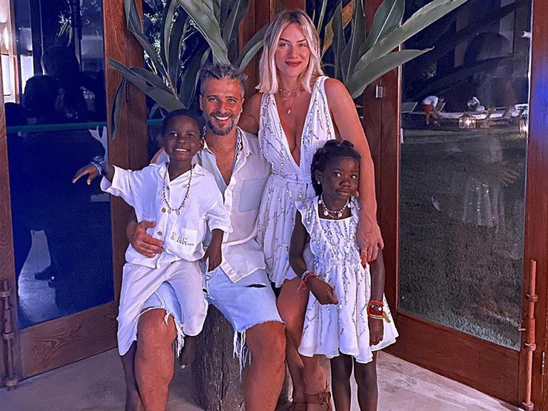 Grávida, Giovanna Ewbank encanta em foto com o marido e os filhos