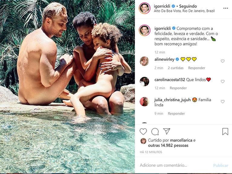 Igor Rickli surge nu em foto com a família na piscina