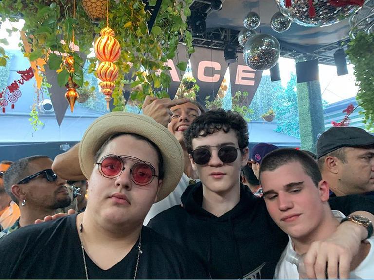Filho de Faustão surge estiloso em festa com os amigos em Miami