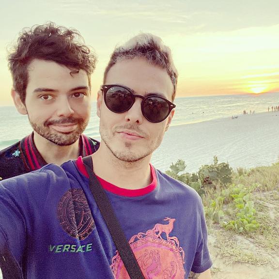 Humorista Gustavo Mendes assume namoro com ex-fã