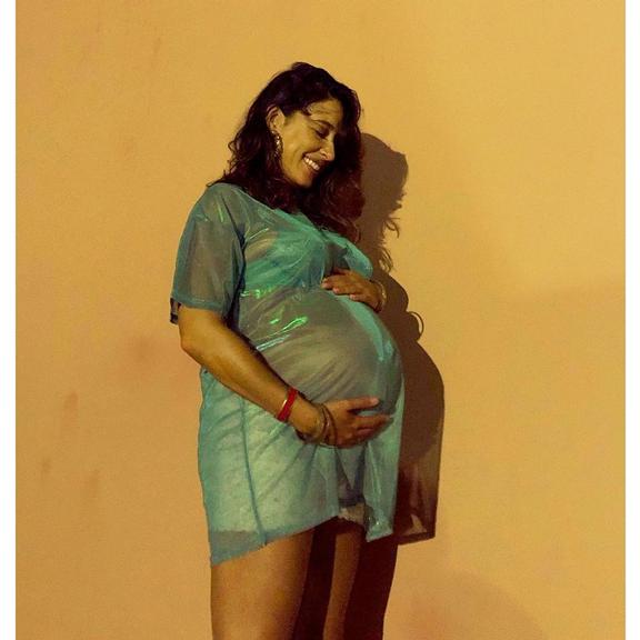 Giselle Itié exibe barrigão de grávida ao usar camisa com transparência