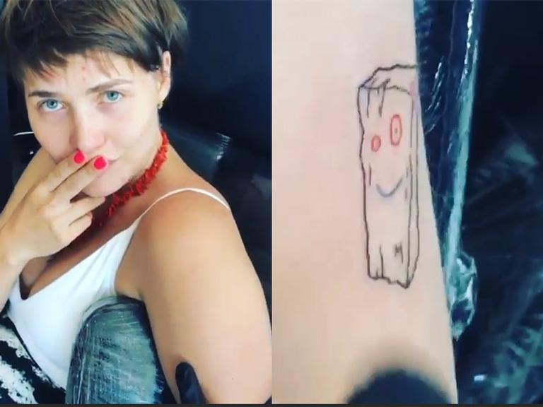 Letícia Colin faz tatuagem de personagem de desenho animado