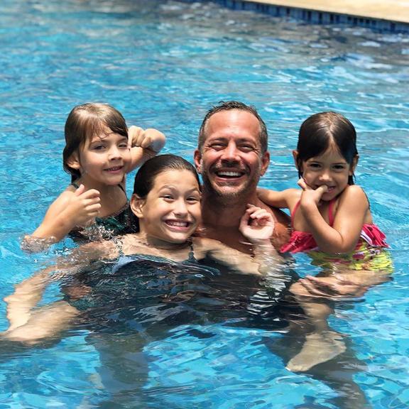 Malvino Salvador faz lindo registro se divertindo com as filhas na piscina