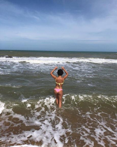 Fernanda Paes Leme posa plena dentro do mar e recebe elogios dos internautas
