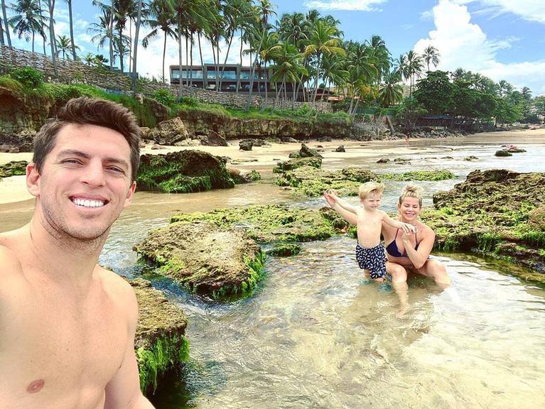 Amaury Nunes posta foto encantadora com a esposa e o filho durante as férias
