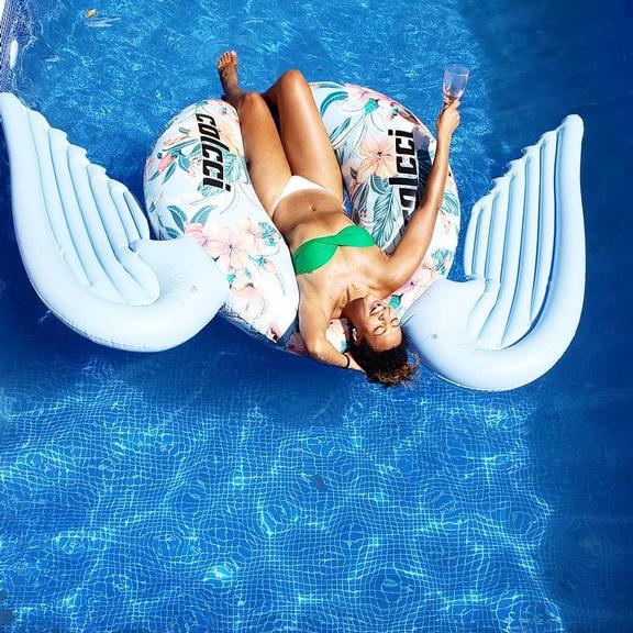 Sheron Menezzes posta foto em piscina e se diverte