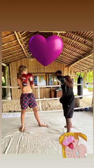 Angélica encara treino de muay thai com o filho Joaquim