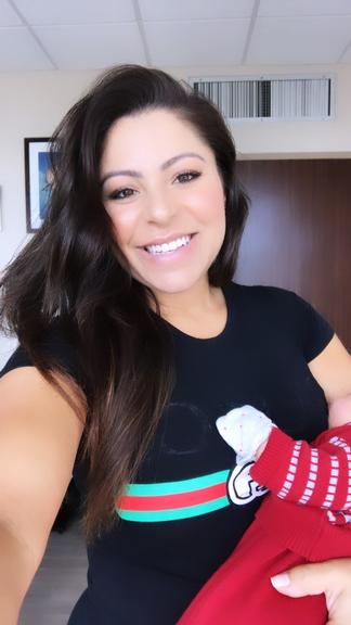 Thammy Miranda e Andressa Ferreira deixam maternidade nos EUA