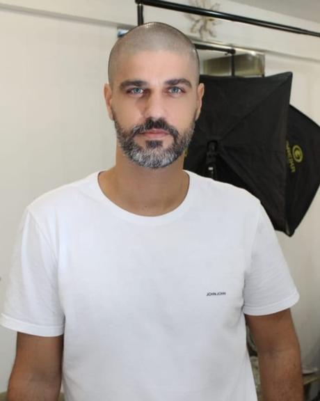 Bruno Cabrerizo radicaliza e surge com o cabelo raspado