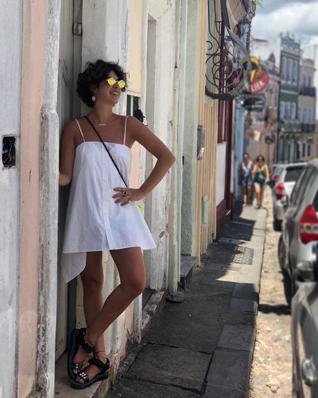 Fernanda Paes Leme posa bem plena pelas ruas de Salvador