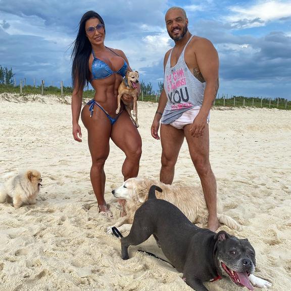 Gracyanne Barbosa surge com biquíni no limite em foto com o marido, Belo