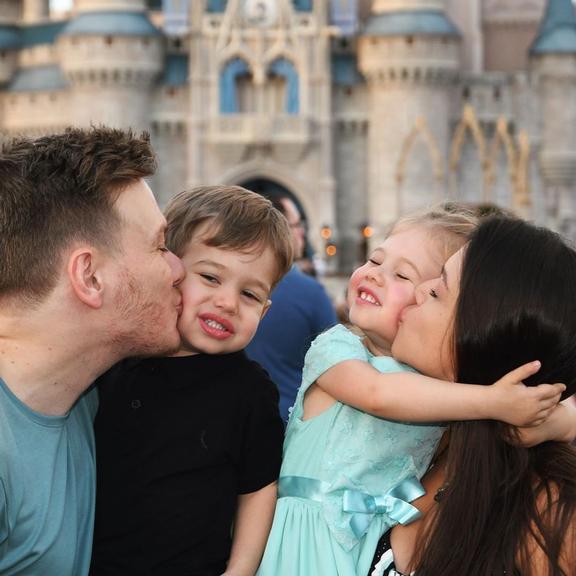 Filhos de Thais Fersoza e Michel Teló encantam em dia na Disney