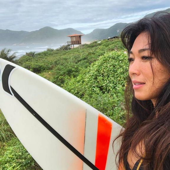 Danni Suzuki aproveita o dia para surfar ao lado de amigos
