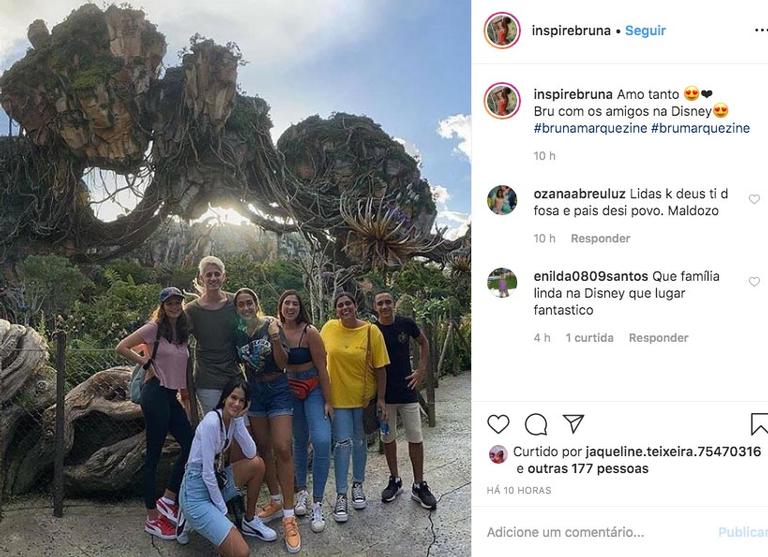 Bruna Marquezine surge com os pais e a irmã em foto na Disney