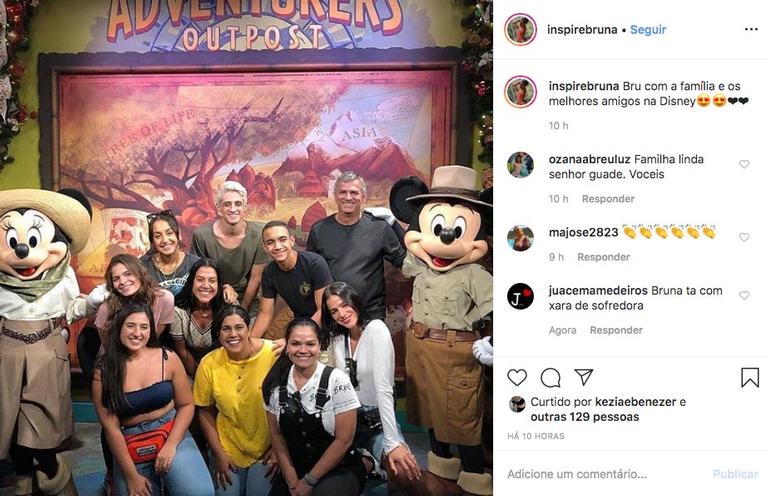 Bruna Marquezine surge com os pais e a irmã em foto na Disney