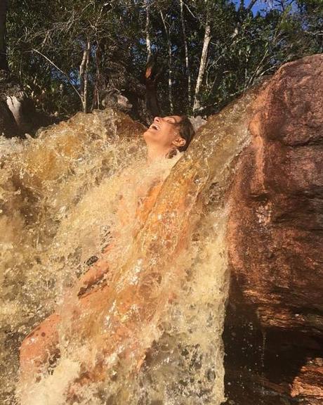 Camila Pitanga surge se refrescando em cachoeira e recebe elogios na web