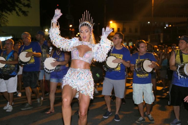 Lívia Andrade cai no samba em ensaio de Carnaval