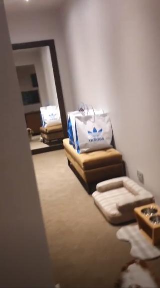 Anitta mostra quarto luxuoso de hotel