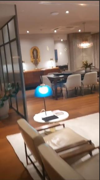Anitta mostra quarto de hotel luxuoso