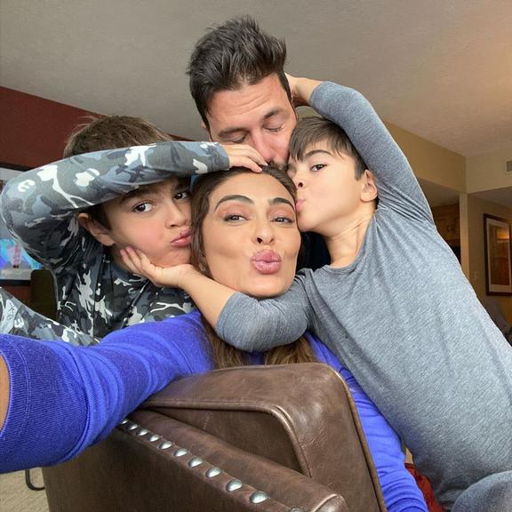 Juliana Paes faz selfies divertidas em viagem com os filhos e o marido