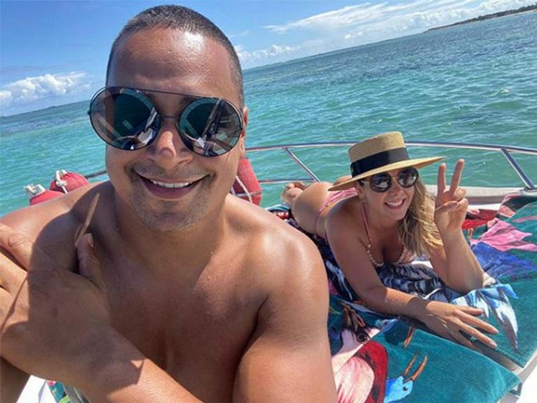 Carla Perez exibe corpão ao surgir de biquíni em selfie com o marido