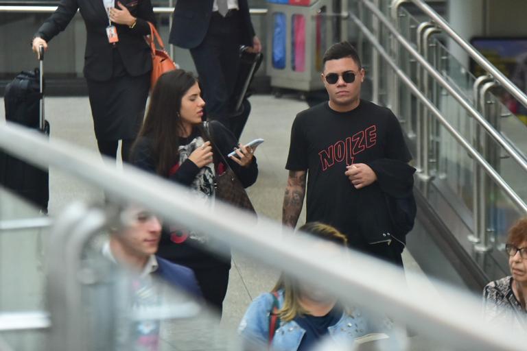 Felipe Araújo é flagrado com a nova namorada em aeroporto de São Paulo