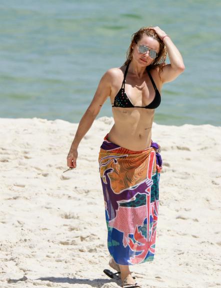 Rita Guedes de biquíni na praia