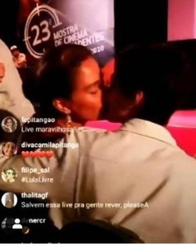 Camila Pitanga e Beatriz Coelho trocam beijos em MG