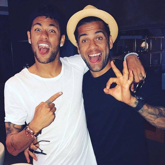 Daniel Alves faz textão em homenagem ao aniversário de Neymar Jr