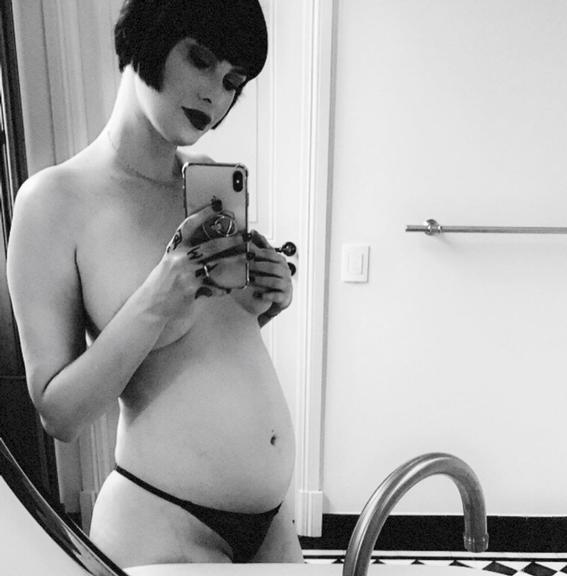Mayana Moura exibe barrigão de 5 meses em clique sexy