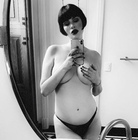 Mayana Moura exibe barrigão de 5 meses em clique sexy