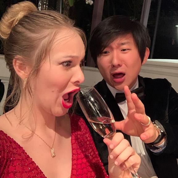Esposa de Pyong mostra fotos divertidas do casal
