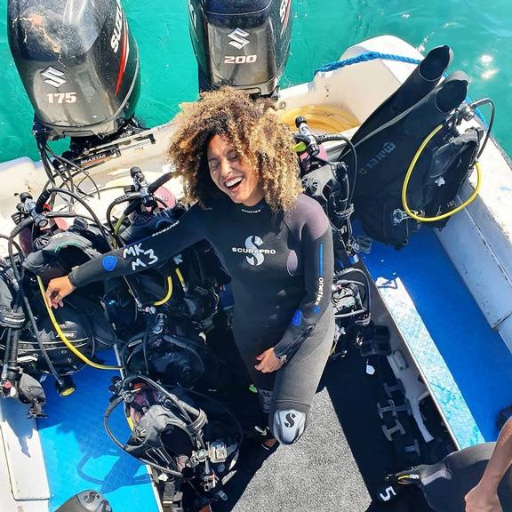 Sheron Menezzes divide registros ao mergulhar no mar
