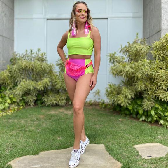 Juliana Silveira deixa as pernas perfeitas à mostra em look para o carnaval