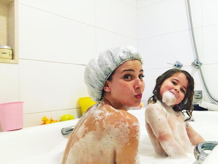 Sem roupa, Debby Lagranha toma banho com a filha