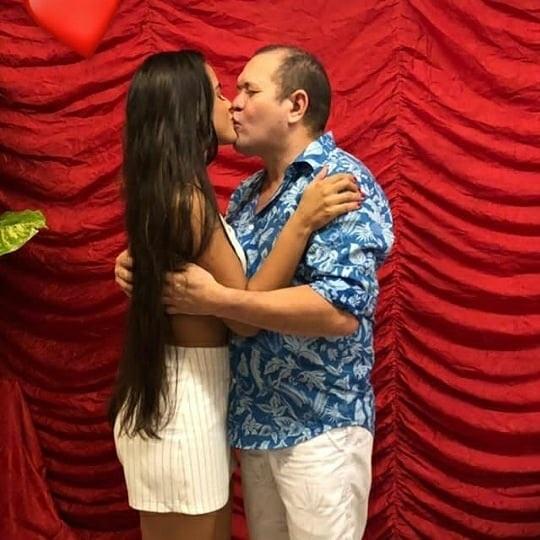 Ximbinha comemora 46 anos com beijão da nova esposa