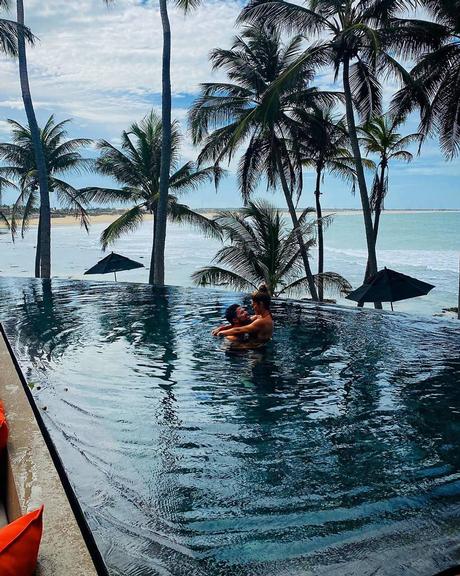 Juliana Paes posa dentro da piscina com o marido em clima de romance